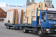Zeltwände werden antransportiert (Foto. MartiN Schmitz)